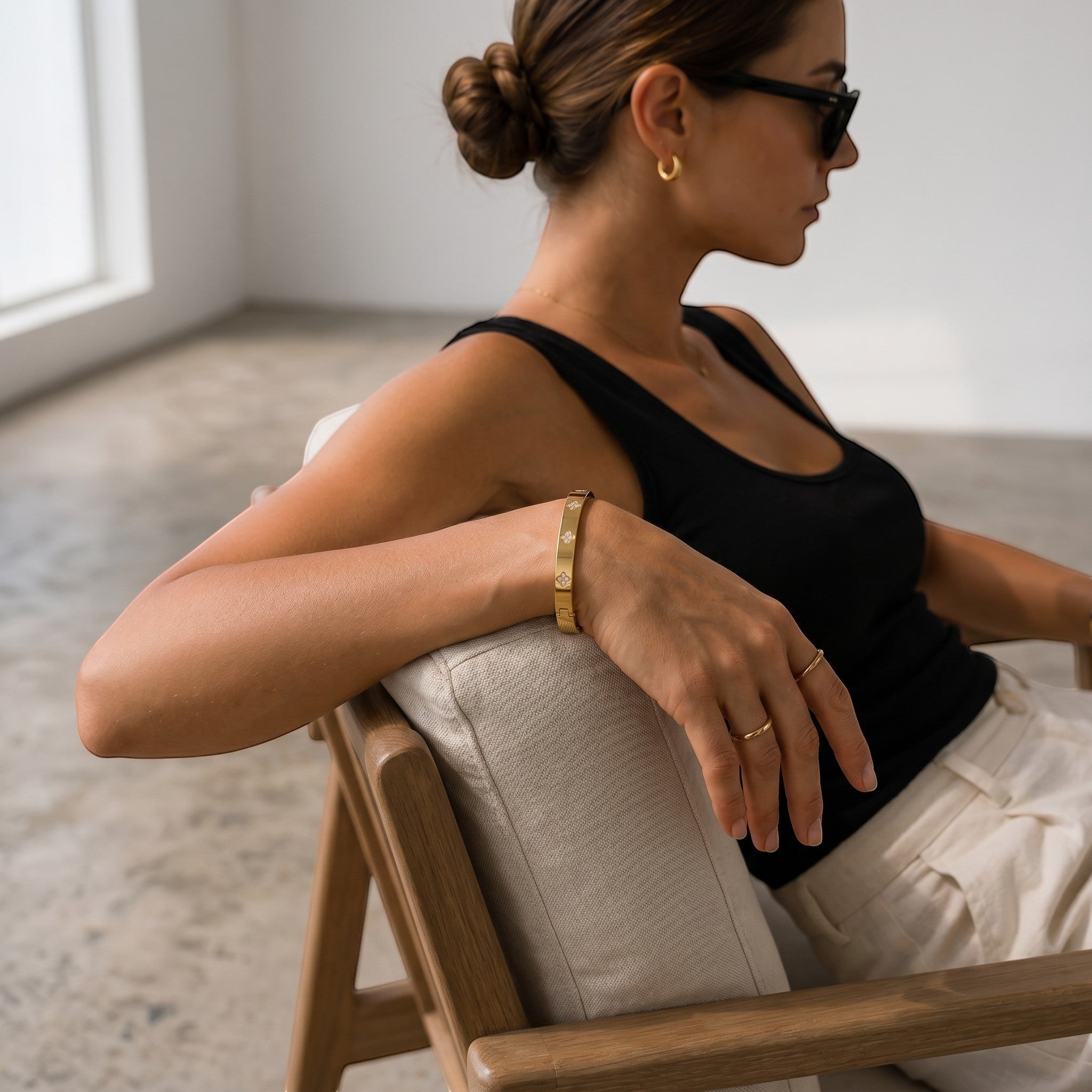 Mein Shop gold clover bangle with zirkonia stones, 18K gold-plated stainless steel, elegant and timeless design.